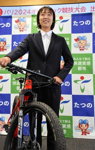 マウンテンバイクでパリ五輪の日本代表に選ばれたたつの市出身の川口うららさん＝たつの市龍野町富永