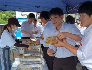 山盛りの焼きそばをパックに詰める生徒たち＝相生産業高校