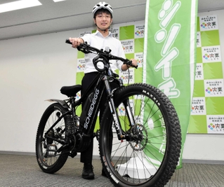 宍粟市を一周する「シソイチ」をＰＲするしそう森林王国観光協会の職員＝宍粟市役所