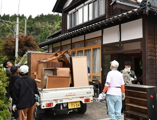 日本カーシェアリング協会が貸し出した軽トラックを使い、被災家屋から家具などを運び出すボランティアら。車両後部にはエーモンの名を記したステッカーが貼られている＝５月３１日、石川県珠洲市宝立町
