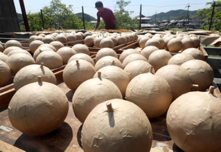 初夏の日差しを浴び、乾燥が進む花火玉＝太子町上太田