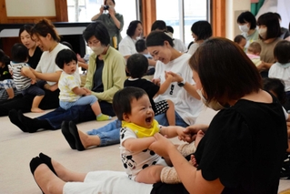 歌に合わせた触れ合いを楽しむ親子連れら＝上郡町苔縄