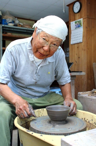 心の赴くままに新たな作品を生み出す東信行さん＝神河町越知