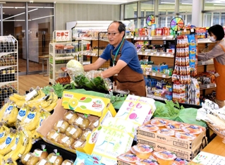 「にこにこマート」を店長として切り盛りする坂口和幸さん（中央）＝宍粟市波賀町上野