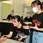 関西福祉大学で始まった子ども食堂。手作りのカレーを配る＝赤穂市新田