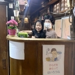 営業が再開し活気が戻った都湯。番台に座らせてもらい喜ぶ子どもの姿も＝相生市相生３