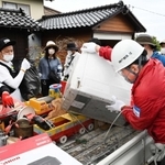 被災家屋から家財を運び出す記者ら＝５月３１日、石川県珠洲市宝立町（撮影・大田将之）