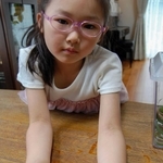「まっくろちゃん」と名付けた黒いバッタを手にする山川葵葉さん＝相生市