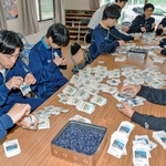 ヒマワリの種を袋詰めする佐用高校の生徒ら＝林崎コミュニティセンター