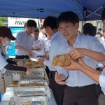 山盛りの焼きそばをパックに詰める生徒たち＝相生産業高校