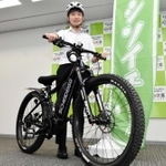 宍粟市を一周する「シソイチ」をＰＲするしそう森林王国観光協会の職員＝宍粟市役所