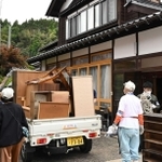 日本カーシェアリング協会が貸し出した軽トラックを使い、被災家屋から家具などを運び出すボランティアら。車両後部にはエーモンの名を記したステッカーが貼られている＝５月３１日、石川県珠洲市宝立町
