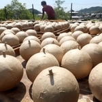 初夏の日差しを浴び、乾燥が進む花火玉＝太子町上太田