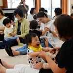 歌に合わせた触れ合いを楽しむ親子連れら＝上郡町苔縄