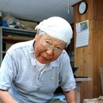 心の赴くままに新たな作品を生み出す東信行さん＝神河町越知