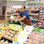 「にこにこマート」を店長として切り盛りする坂口和幸さん（中央）＝宍粟市波賀町上野