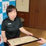 特殊詐欺被害を食い止めて署長感謝状を受け取る引本恵津子さん＝赤穂署