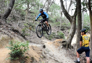 菖蒲谷森林公園の山中にあるマウンテンバイクコース。ジャンプなど難易度の高いゾーンもあり、愛好家から人気を集める＝いずれもたつの市揖西町菖蒲谷