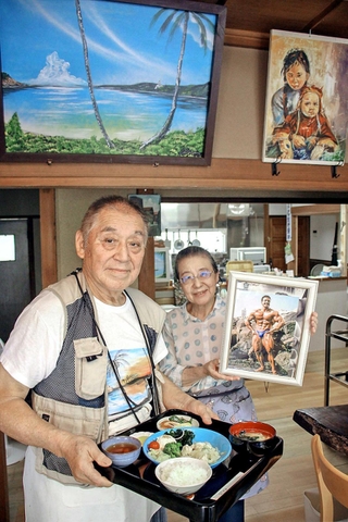 店内には世界を旅して描いた風景画やボディビルダーの仲間の写真を飾る＝福崎町南田原