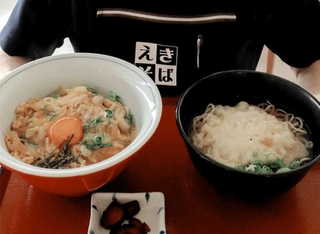 播但連絡道路の市川サービスエリアでまねき食品が提供を始めた姫路名物の「えきそば」（右）と地元産の卵を使った親子丼のセット＝市川町屋形