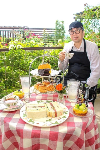 バラの咲く庭を楽しみながら味わえるローズアフタヌーンティーセット＝福崎町大貫