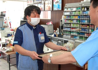 森健市相生署長から感謝状を受ける茶谷晋輔店長＝ローソン上郡山野里店