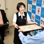 特殊詐欺被害を防いだ山田紀香さん（左）と小林由佳さん＝宍粟市山崎町今宿、宍粟署