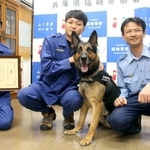 捜索開始からわずか１６分で行方不明者を発見した警察犬のムック号と村上警部補（左から２人目）＝福崎署