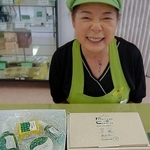 モリンガを練り込んだうどんやスキンケア商品を前に話す肥岡紀子さん＝上郡町中野、カフェ・モリンガの里