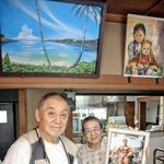 店内には世界を旅して描いた風景画やボディビルダーの仲間の写真を飾る＝福崎町南田原
