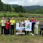 受賞を喜ぶ棚田ＬＯＶＥＲＳのメンバーやドミノ・ピザジャパンの社員ら＝市川町上牛尾（提供）