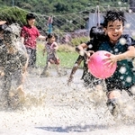 泥だらけになりながら休耕田を走り回る児童ら＝赤穂市高野