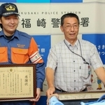 感謝状を受け取る牛尾一幸さん（右）と福崎町消防団西治分団長の木村竜也さん＝福崎署
