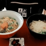 播但連絡道路の市川サービスエリアでまねき食品が提供を始めた姫路名物の「えきそば」（右）と地元産の卵を使った親子丼のセット＝市川町屋形