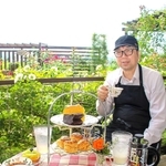 バラの咲く庭を楽しみながら味わえるローズアフタヌーンティーセット＝福崎町大貫