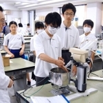 アルコールと香りの成分を分離する機械を操作する生徒たち＝上郡町光都３、県立大学付属中学校