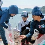 漂着したごみをよく確認して、海の環境問題について考える菅原真樹さん（右から２人目）と子どもたち＝赤穂市坂越