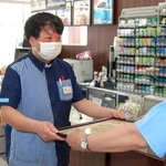 森健市相生署長から感謝状を受ける茶谷晋輔店長＝ローソン上郡山野里店