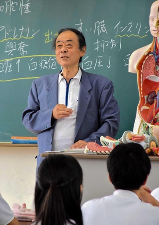 授業で自身の闘病体験について話す桝谷英樹校長＝太子高校