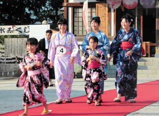 自慢の浴衣で堂々とランウエーを歩く子どもたち＝赤穂大石神社