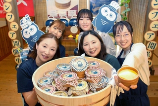 風呂おけ形の容器に入れて作られたプリン＝市川町上牛尾