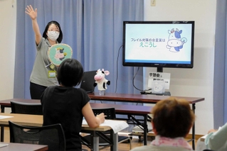 赤穂市内の集会所などでフレイル予防のこつを伝える市職員＝赤穂市東有年