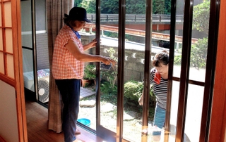 地域の高齢者宅で窓ふきをする有償ボランティア＝神河町越知