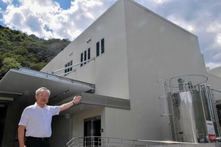 ハチ食品の新たな生産棟。「成長の起点となる」と高橋慎一社長＝宍粟市山崎町中野