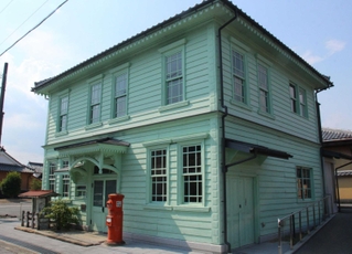 旧辻川郵便局の建物を移築して活用したブックカフェ。２階はホテルの客室として営業している＝福崎町西田原