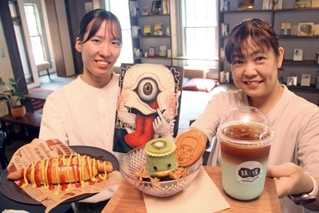 外壁のミントグリーンを再現したドリンクやカッパの顔を付けたアイス、てんぐの鼻をイメージしたホットドッグなど、福崎町らしさを盛り込んだメニュー＝福崎町西田原