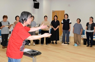 上田益さん（左手前）の指導の下、練習に励む「佐用いのりのとき合唱団」の団員たち＝佐用町上月支所