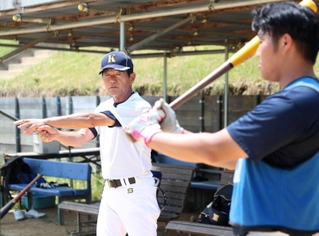 選手を指導する神戸医療未来大の高橋広監督（左）＝福崎町高岡