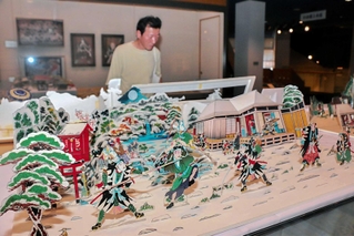 忠臣蔵の浮世絵が、立体的に表現された「立版古」＝赤穂市立歴史博物館