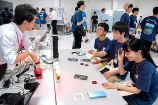 過去の物理オリンピックで出題された実験などを解説したブースが設けられたフィジックスライブ会場＝佐用町光都、大型放射光施設スプリング８